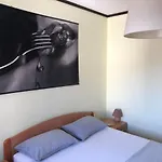 Sime\'S Down Town Room